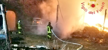 A fuoco fienile nel Catanzarese, distrutte macchine ed attrezzature agricole (VIDEO)