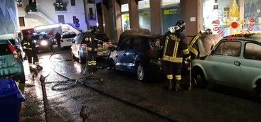 Auto e moto in fiamme nella zona nord di Catanzaro, indagini in corso (FOTO)