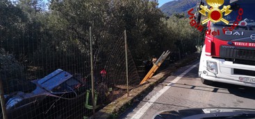 Incidente nel lametino, auto finisce fuori strada