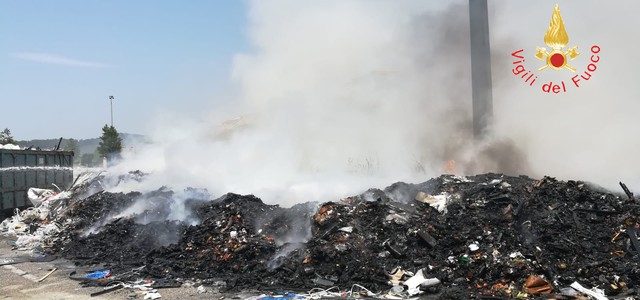 Catanzaro, incendio rifiuti in Viale Europa