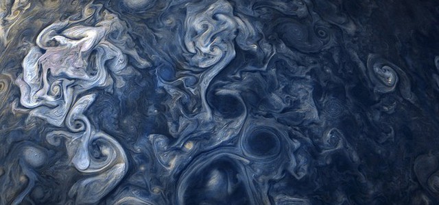 Giove ricoperto da 'boccoli' turchini