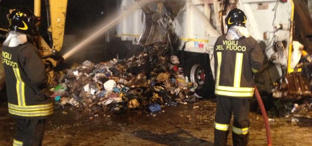 In fiamme autocompattatore, probabile autocombustione rifiuti