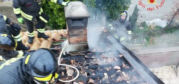 In fiamme canna fumaria nel Catanzarese (FOTO)