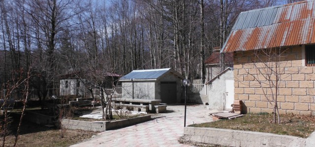 Scoperta costruzione abusiva all'interno di un villaggio
