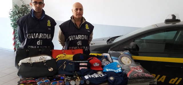 Sequestrati 426 capi contraffatti