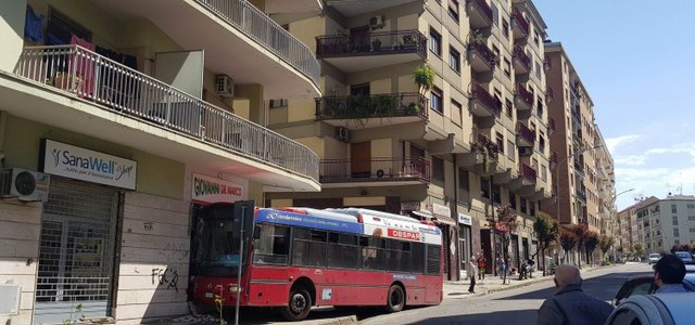 Autobus dell'Amaco finisce contro vetrina a Cosenza: era vuoto