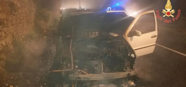Auto prende fuoco in transito, illesa la conducente