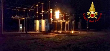 Incendio polo elettrico, paura nella notte (FOTO)