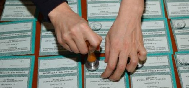 Sorteggio scrutatori a Catanzaro, il web insorge: "Sempre i soliti"