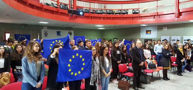 Si apre con il saluto alla bandiera Europea la giornata dedicata all’amministrazione aperta