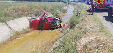 Auto fuoristrada , anziano bloccato in abitacolo