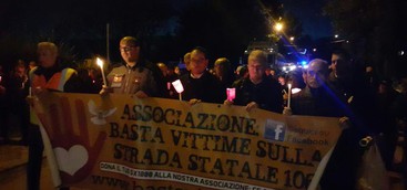 Fiaccolata di dolore e pianto sulla S.S. 106