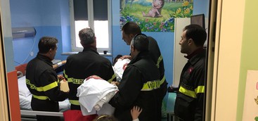Befana, vigili del fuoco di Cosenza in visita dai piccoli pazienti