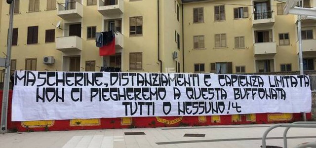 Gli U.C 1973 espongono uno striscione contro la capienza di 1000 spettatori prevista dal Dpcm