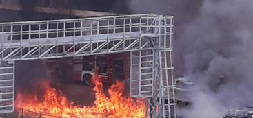 Flash: A fuoco tre autobus a Soverato (Foto e Video)
