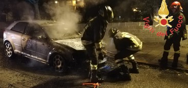 Auto a fuoco nella notte nel Catanzarese (FOTO)