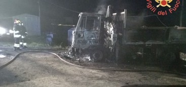 In fiamme automezzi ditta edile nel Catanzarese, non si esclude origine dolosa (VIDEO)