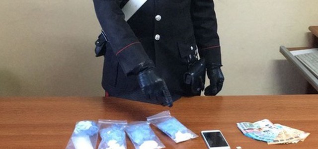Non si ferma all'alt dei carabinieri e fugge contromano sul lungomare di Soverato, arrestato