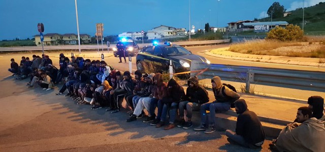 Sbarco di migranti nel Catanzarese, immediati i soccorsi