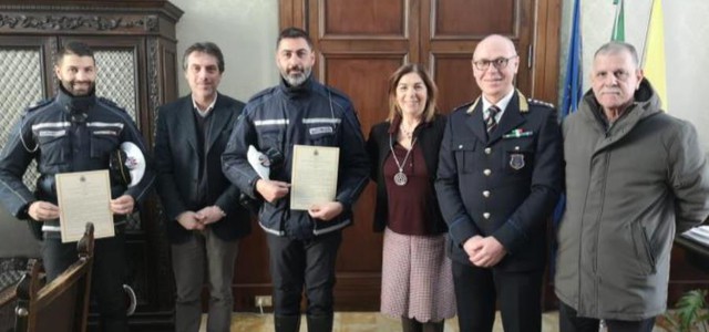 Encomio del sindaco Fiorita e dell’assessore Giordano agli agenti motociclisti della Polizia locale Chiaravalloti e Sgrò