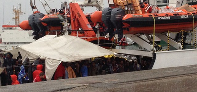 A Crotone nave con 378 migranti a bordo