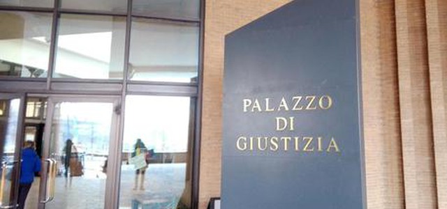 Buste con polvere sospetta a due pm Torino. Artificieri al lavoro