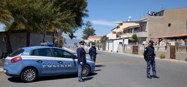 Maltrattamenti e minacce a una donna, arrestati marito e figlio
