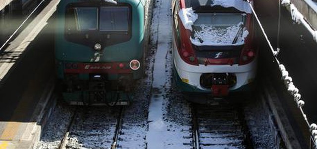 Maltempo: i passeggeri lamentano disagi, code e pochi treni