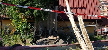Auto perde il controllo e si ribalta finendo su parete esterna di un'abitazione: due feriti