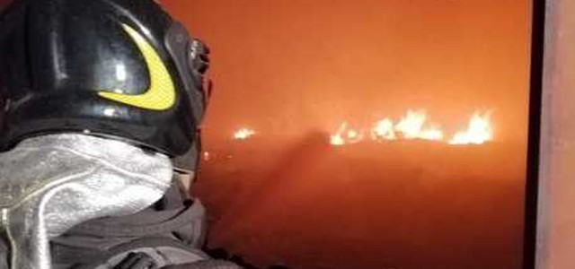 In fiamme capannone industriale, 7 ore per spegnerlo