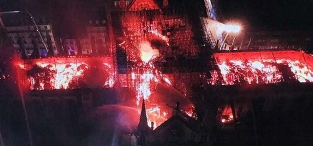 Notre Dame brucia, ma resta in piedi. Ora risorgi, Nostra Signora.