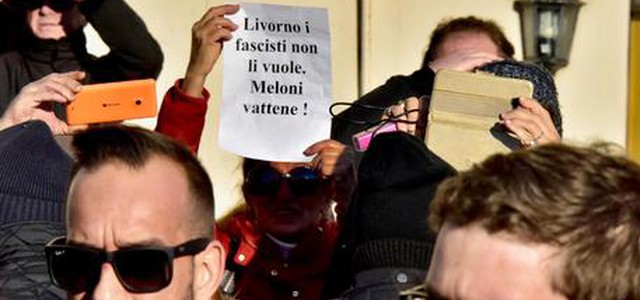 Livorno, Giorgia Meloni aggredita con bottigliette di plastica e sputi