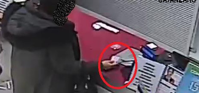 Catanzaro, fanno acquisti con carta di credito rubata: tre denunciati