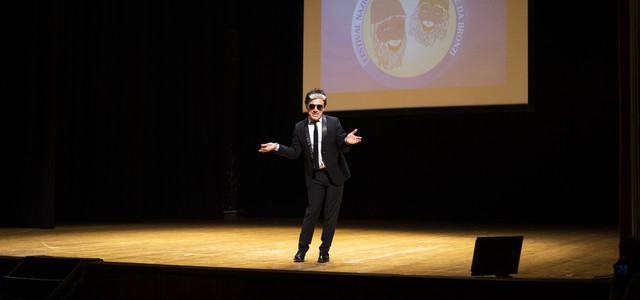 Vacantiandu. In scena al teatro Grandinetti la comicità del Festival “Facce da Bronzi”