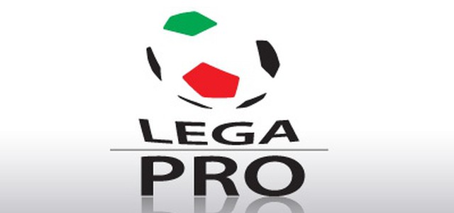 Lega Pro, il giudice sportivo sanziona i petardi dei tifosi giallorossi: multa da 3.500 euro