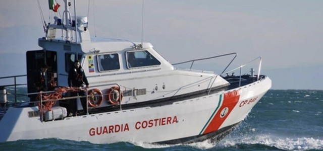 52 migranti naufragano a Le Castella, salvataggio sugli scogli