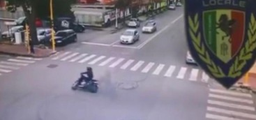 Incidente tra scooter e auto all'incrocio