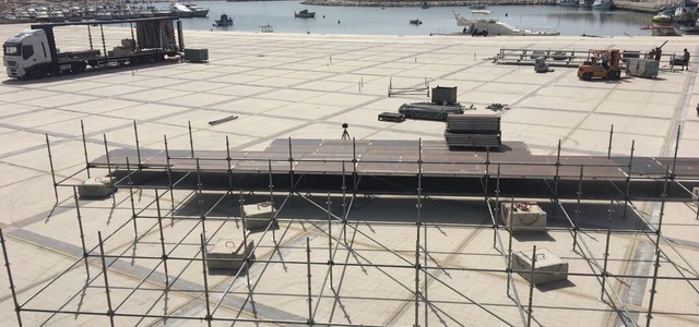 Conto alla rovescia per il Mgff, tecnici al lavoro nel piazzale del porto