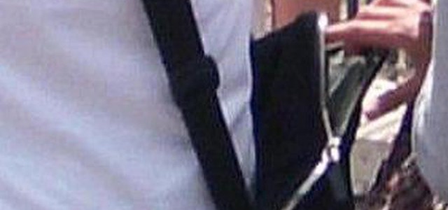 Gli rubano il portafogli, ma scatta la foto al ladro e lo fa arrestare