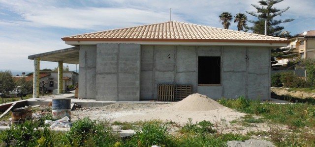 Sequestrato fabbricato abusivo nel Crotonese