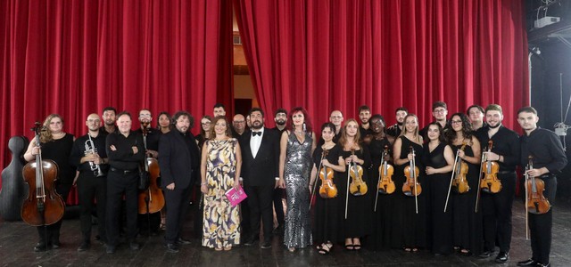 XX Festival d’autunno, l’omaggio a Enrico Caruso dell’Orchestra Sinfonica della Calabria chiude la sessione soveratese. Mercoledì 30 a Tropea le musiche del Mediterraneo di Eastbound