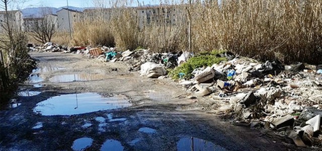 Discarica rifiuti a cielo aperto, è allarme
