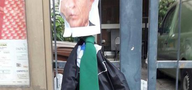 Fantoccio Minniti e Salvini davanti sede Pd e Lega a Rho