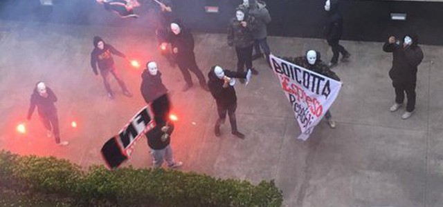 Spedizione di Forza Nuova sotto la sede di Repubblica