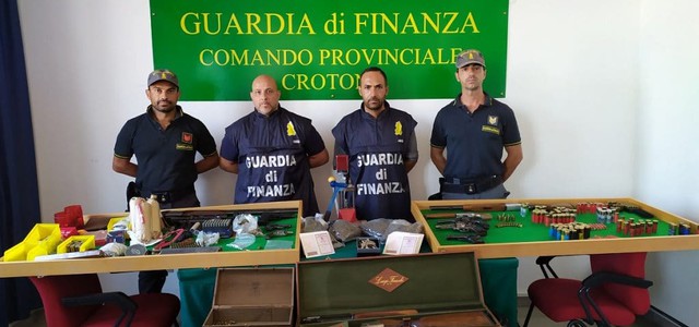 Maxi arsenale sequestrato a Crotone: tre arresti
