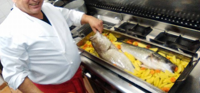 Schiavonea festeggia i 40 anni d’attività di Salvatore Giustino, l’artigiano della cucina  