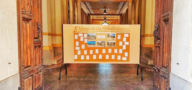 I reggini partecipano sul muro della condivisione di Palazzo San Giorgio