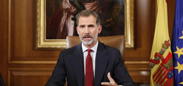 Felipe attacca la Catalogna: 'Slealtà inaccettabile'. Colau: discorso del re 'irresponsabile'