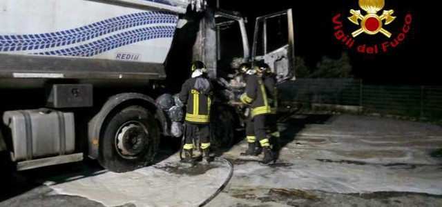 Camion in fiamme nel catanzarese, non esclusa ipotesi dolosa