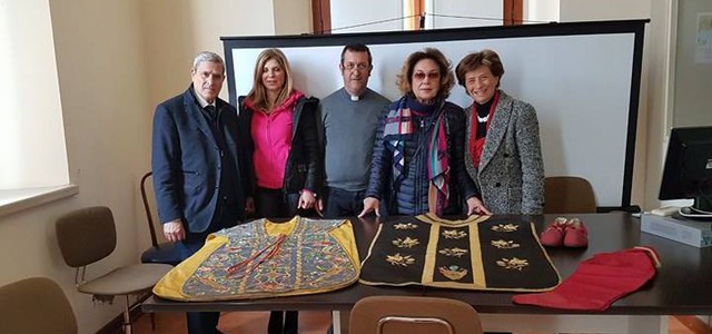 Donati vari paramenti sacri per la mostra della seta